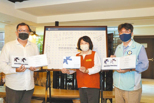 嘉義市政府18日宣布第二批4600劑日本AZ疫苗開放網路預約，施打對象為78歲至81歲長者優先。嘉義市長黃敏惠（中）、衛生局長張耀懋（右）。（廖素慧攝）