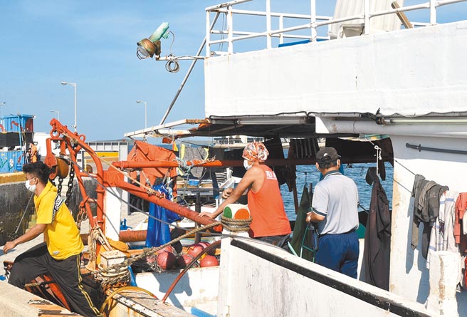 第1艘澎湖籍渔船自台湾贩卖渔获返航回澎湖，县府会同岸巡队展开所有船员快筛。（陈可文摄）