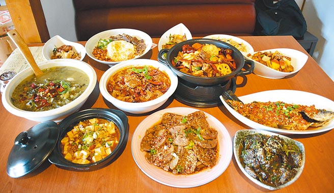 屏东县胜利星村餐饮业者推出防疫外送餐，让宅在家的日子也能轻易品尝眷村味。（林和生摄）