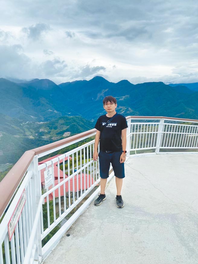 少年隊偵查佐許喬閔從警12年，父親也是警察，此次獲頒好人好事楷模，隊上長官和同仁及父親與有榮焉。（許喬閔提供／石秀華高雄傳真）