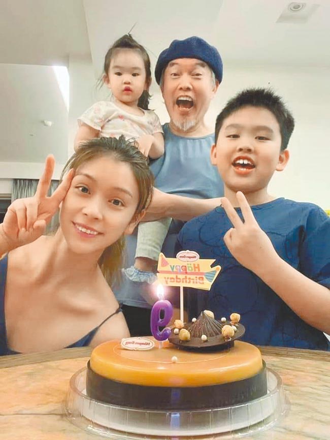 康康（右二）與家人近幾周都待在家裡防疫。（摘自臉書）