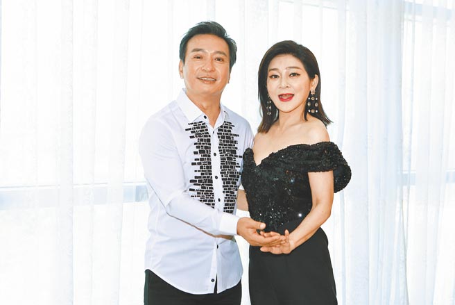 王彩桦（右）和王中平昨为新戏造势。（民视提供）