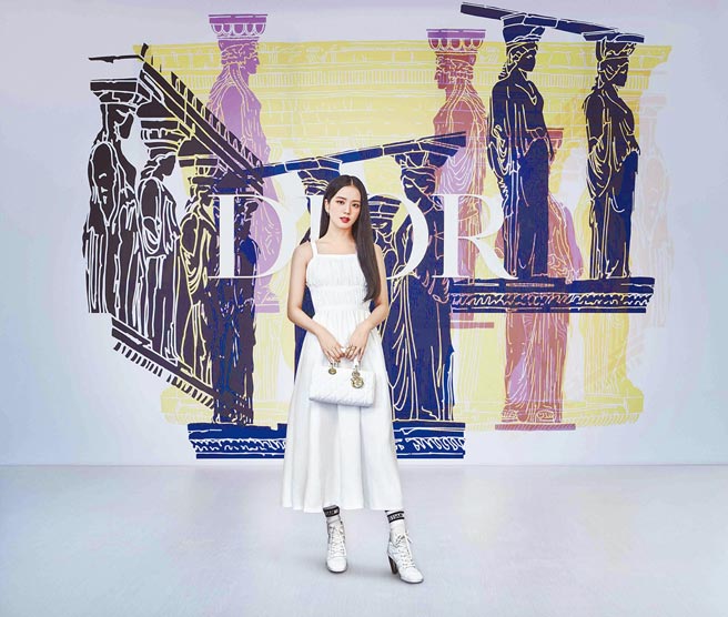 韓國歌手金智秀穿DIOR白色洋裝搭高筒球鞋，詮釋早春的運動時尚。（DIOR提供）