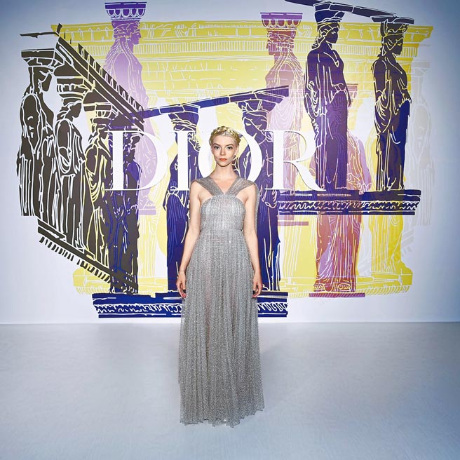 《后翼棄兵》女主角安雅泰勒喬伊以希臘女神的時尚造型親臨現場看DIOR早春秀。（DIOR提供）