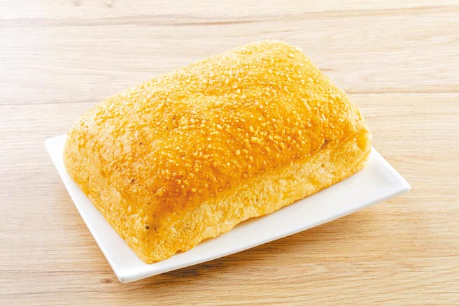 全联苦茶油佛卡夏，与阳光基金会合作，选用台湾苦茶油，以义式传统工法搭配义式香料，中西混搭，每个约190g，6月25日起，59元。（全联提供）