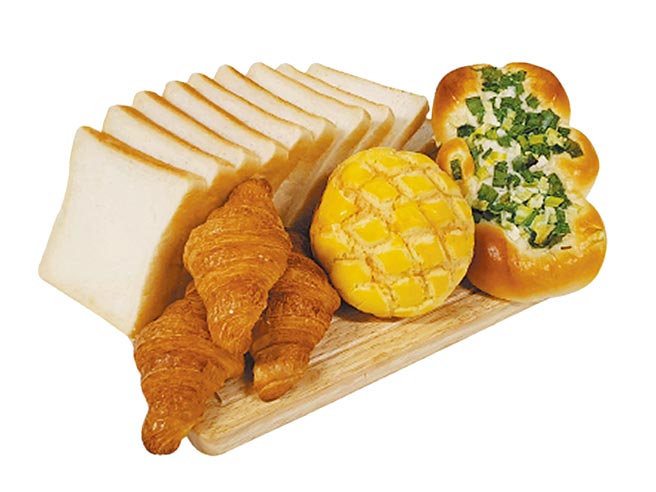 家乐福「A型防疫包A-1」，1包白吐司半条、1个台式小波萝、1个古早味三葱麵包、3个法式手工米你羊角，99元。（家乐福提供）