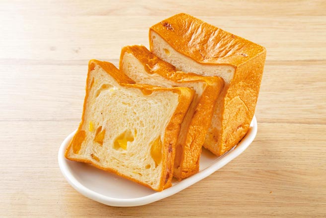 全联蜜凤梨吐司，严选屏东慈惠善导书院栽种的台农17号金钻凤梨，蜜渍成蜜凤梨，每盒约210g，99元。（全联提供）