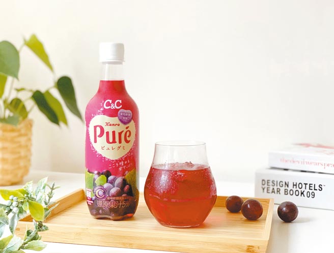 黑松C&C首次与日本人气软糖Pure联名，将最受欢迎的葡萄口味软糖，变成清爽好喝的气泡饮，即起于全家独家贩售，限量仅19万瓶35元。（黑松提供）