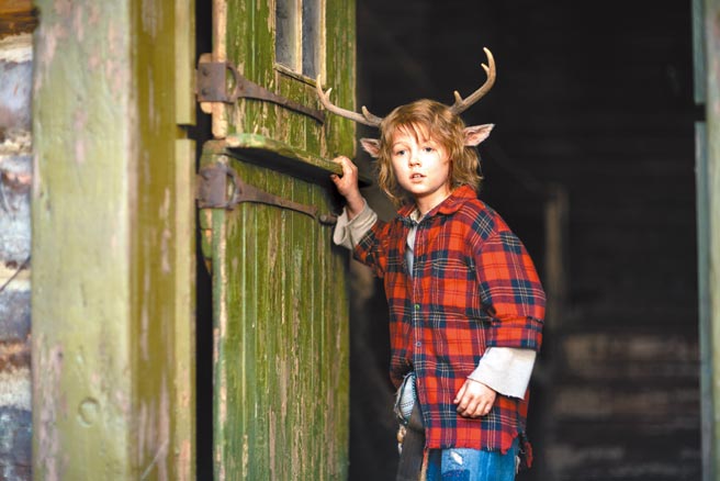 克利斯汀康佛瑞饰演的鹿角男孩格斯，造型和个性都相当可爱吸睛。（Netflix提供）