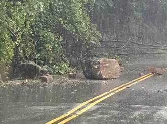 台8線20K大巨石掉落躺路中 員警冒雨交管維護安全