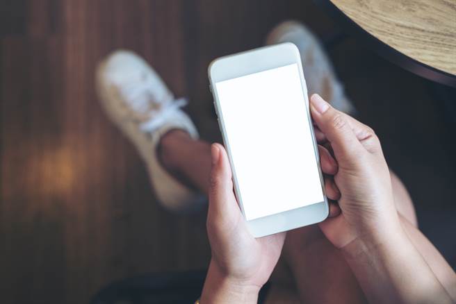 一名男子与前女友分手后，看见对方抱着一名陌生男童的照片后失去理智，竟擅自乱散播谣言。（示意图／Shutterstock）