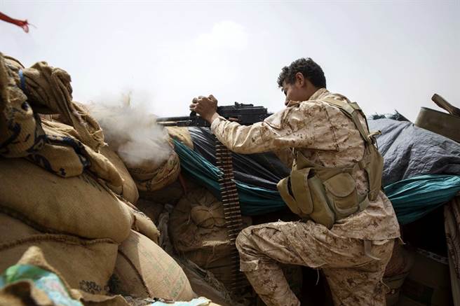 叶门军方消息人士表示，政府军和青年运动（Huthi）叛军为争夺叶门北部战略城市马里卜（Marib）掌控权的战斗復炽，造成双方47人死亡，包括政府军有16人阵亡。（图／美联社）