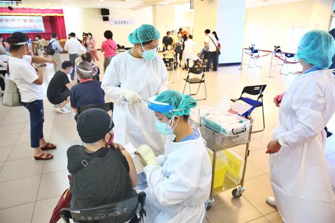 追長者打疫苗亡數據，台大醫查疾管署發現，每天公布的統計資料逐漸減少，從原本的3頁變1頁。圖為新北市三重疫苗接種站15日開始為85歲以上長者施打AZ疫苗。（杜宜諳攝）