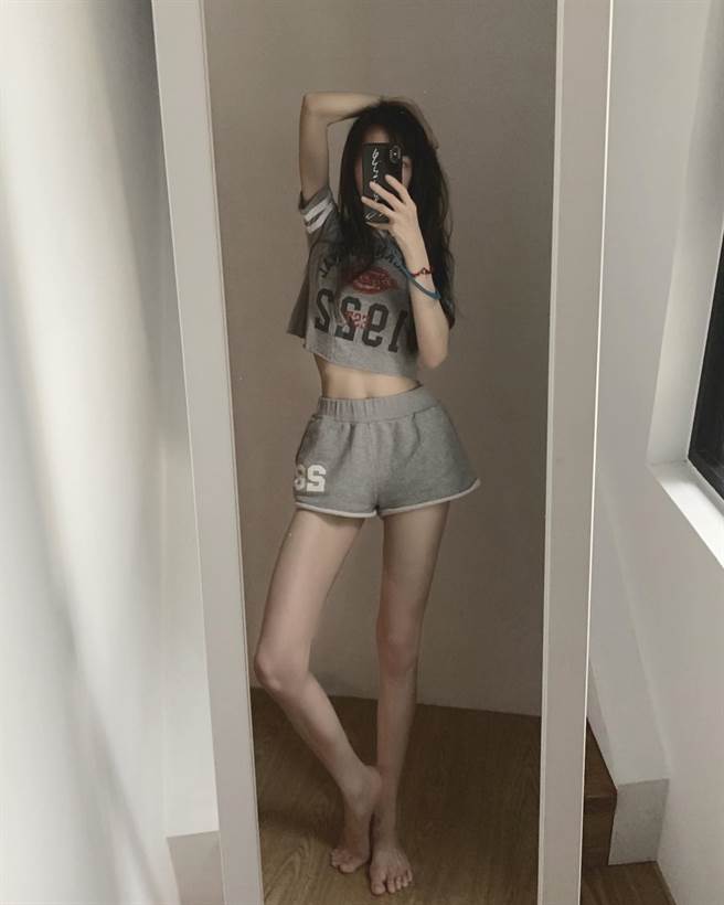 谢金燕晒中空装的居家穿搭照，她的小蛮腰和一双细长美腿全被看光。（图／取材自JeannieHsieh谢金燕___bbb脸书）
