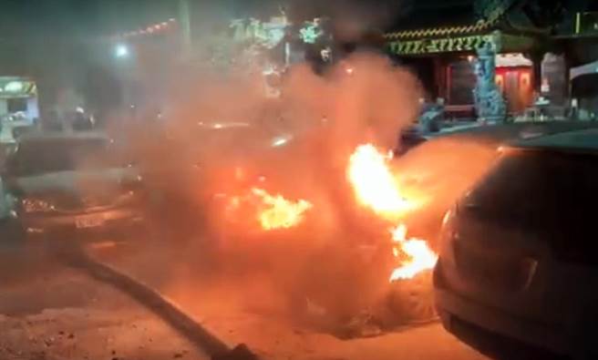 台东1间宫庙前，昨天晚间发生火烧车，无人伤亡。（翻摄画面）
