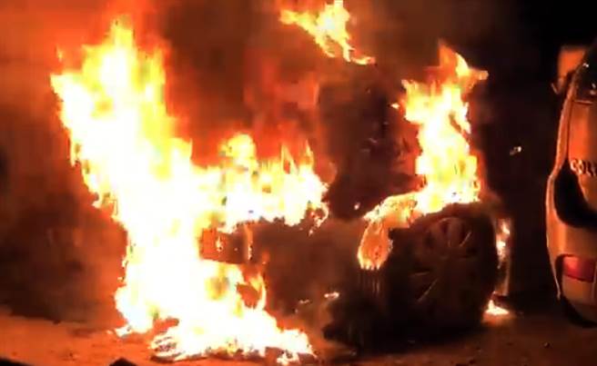 台东1间宫庙前，昨天晚间发生火烧车，无人伤亡。（翻摄画面）