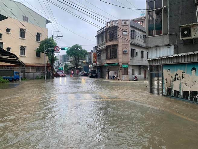 高雄大社区今早出现积淹水状况。（撷取自脸书高雄市大社区大社人）