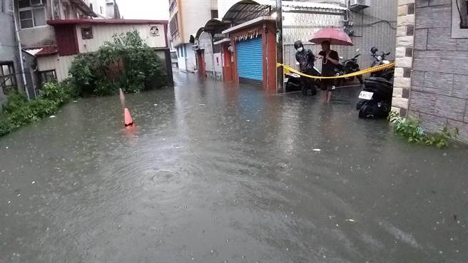 中華路154巷69弄今天凌晨一場雨，造成當地淹水。(曾文俊提供／曹婷婷台南傳真)