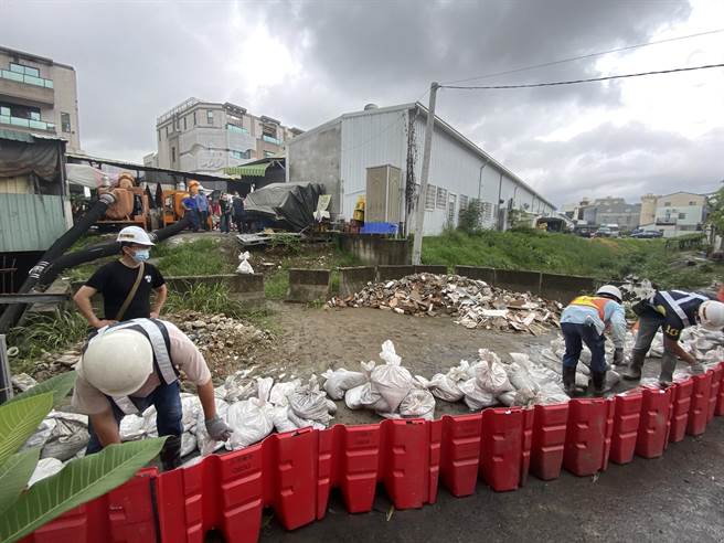 現場堆置太空包、加派抽水機。(曹婷婷攝)