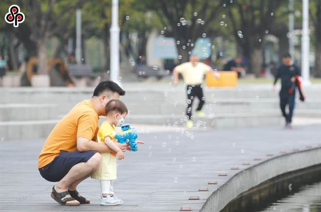 气象局指出，由于北部、东半部属于背风面，今天天气以晴到多云为主，尤其东半部沈降作用与焚风影响下，将有36度以上高温出现机率，不过午后仍有山区雷阵雨机率，中南部入夜后雨势会稍微缓和。（本报系资料照）