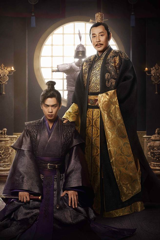 陳道明（右）在拍攝過程時常傳授演戲經驗給張若昀。（圖／中天娛樂台提供）