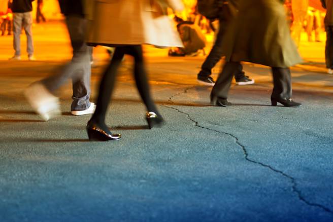 一名男子趁酒意，乱侵犯同事的女友，遭到法院判刑。（示意图／Shutterstock）