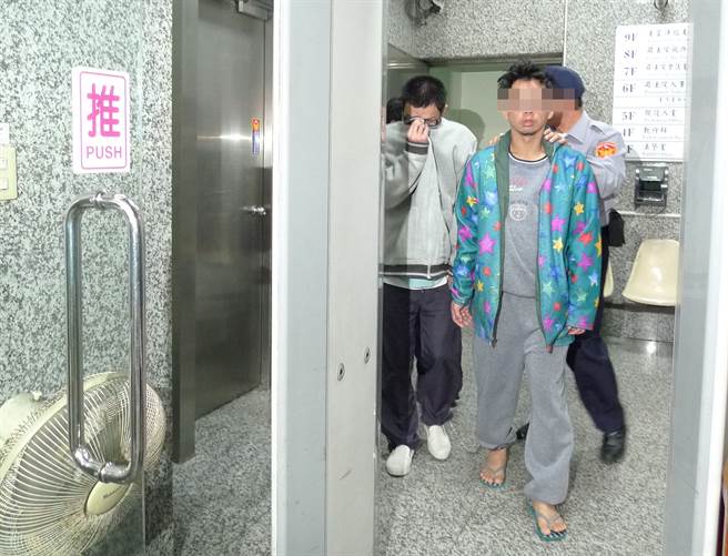 当年因将猫塞进微波炉虐死的男子（右，着蓝色外套者）遭判刑后，日前出狱再犯下性骚扰与偷窃罪。（中时资料照）