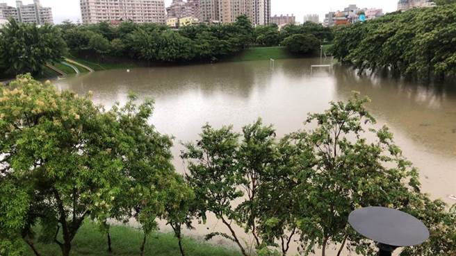 受到西南风的影响，高雄市20日凌晨开始出现雨势，清晨又瞬间豪大雨，造成三民区宝业里滞洪池已满水位。(民眾提供／林雅惠高雄传真)
