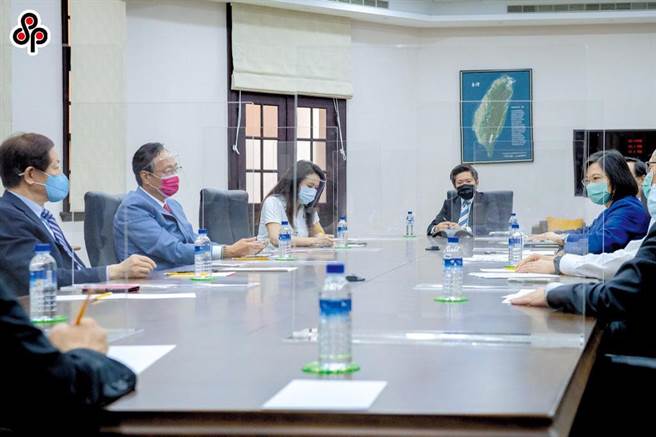 總統蔡英文(右一)18日於總統府接見台積電董事長劉德音（左一）、鴻海集團創辦人郭台銘（左二），討論民間洽購BNT德國原廠疫苗。(資料照)