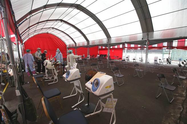 民眾接種AZ疫苗前、後，應注意疫情指揮中心提醒的相關事項。（陳君瑋攝）