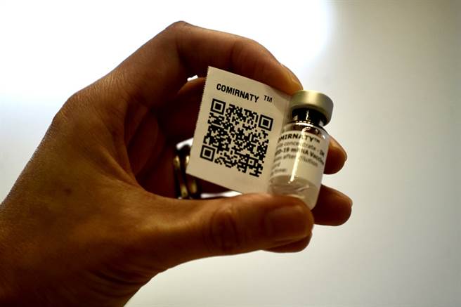 香港大学的研究发现，德国BNT疫苗与大陆科兴（Sinovac）疫苗的接种者体内抗体数值有明显落差，BNT疫苗的抗体数值显着高于科兴疫苗。图为在香港称为「復必泰」的BNT疫苗。（图／中新社）