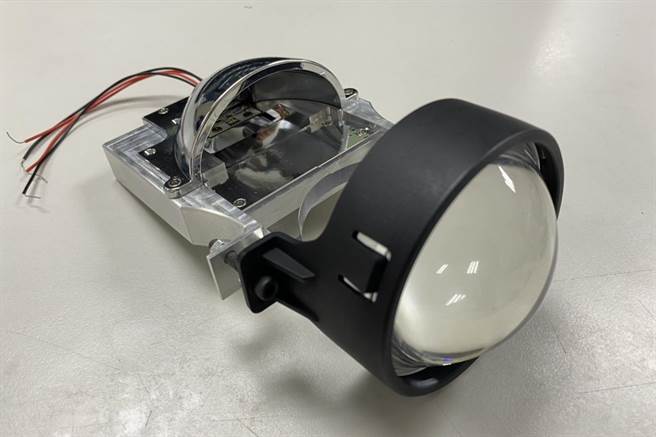 明新科大光电系学生叶宸瑜设计的「远近合一车灯」，具商品化价值，已申请专利。（明新科大提供／罗浚滨新竹传真）