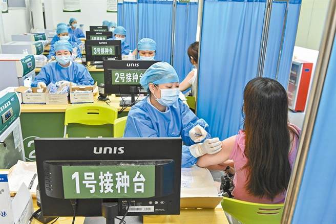 廣州市累計636萬人全程接種新冠疫苗。圖為5月30日，廣州市海珠區的教育工作者接種疫苗。（中新社）