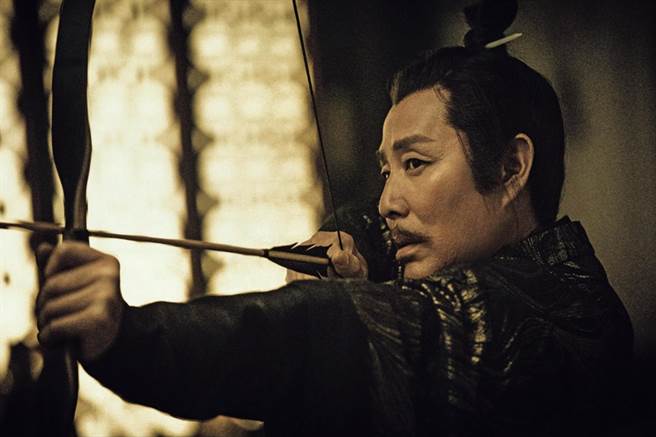 陈道明《庆余年》饰演表面平易近人，实则城府极深的「庆帝」。（中天娱乐台提供）