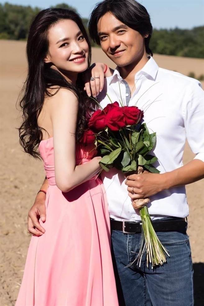 舒淇4年前与冯德伦从相识20年的好朋友升华为夫妻。（摘自微博）