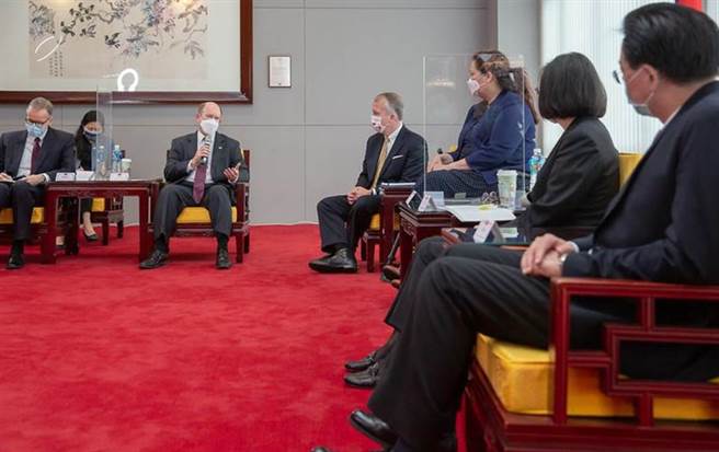 蔡英文总统日前接见美参议员访问团，当时美方即带来疫苗捐赠的好消息。（总统府提供）