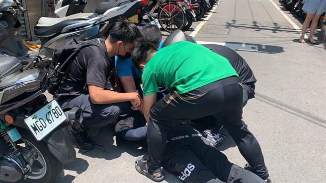 47岁赖姓男子今（20日）凌晨3时许，前往48岁武姓按摩女子位于新北市新庄的工作室，赖嫌拿出假钞遭识破，直接拿出预藏的水果刀行抢。（翻摄）