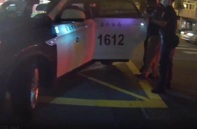 許姓男子半夜發酒瘋騷擾鄰居，遭警方實施管束銬回警局。（讀者提供／程炳璋台南傳真）