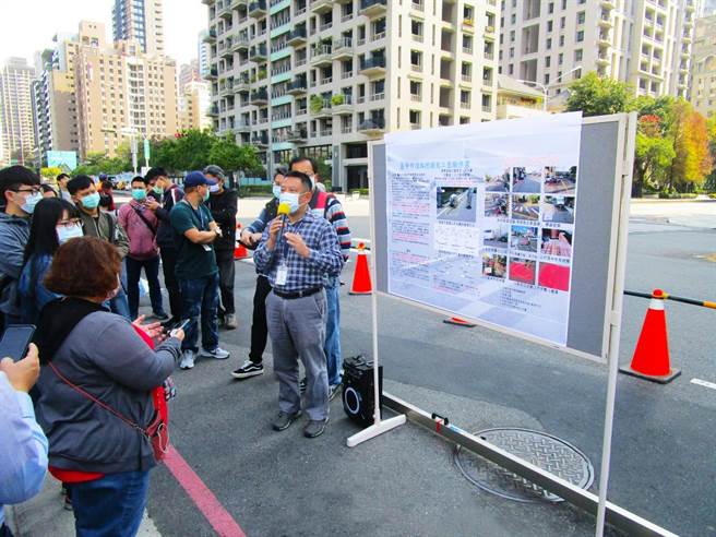台中市政府建设局今年2月间，举办无纸化完工报竣查验现地观摩，藉以推动无纸化路证措施。（中市府提供／林欣仪台中传真）