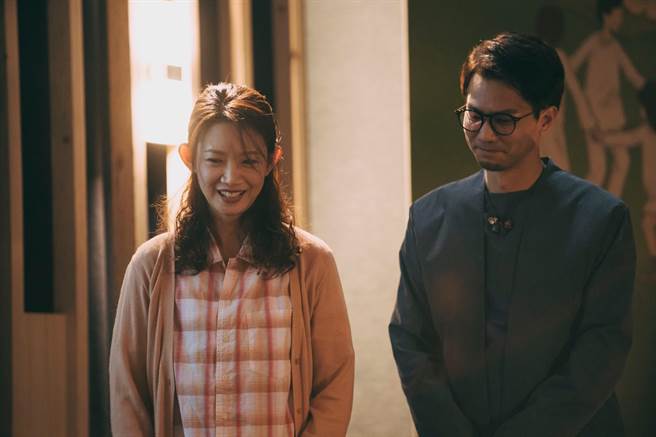 吴奕蓉（左）与邹承恩在《我愿意》有情愫。（络思本娱乐制作公司提供）