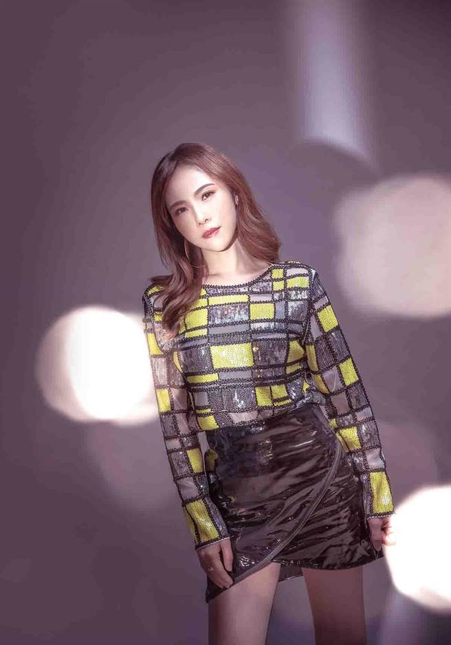 吳申梅日前拍攝新歌〈千里夢相思〉MV。（音圓唱片提供）