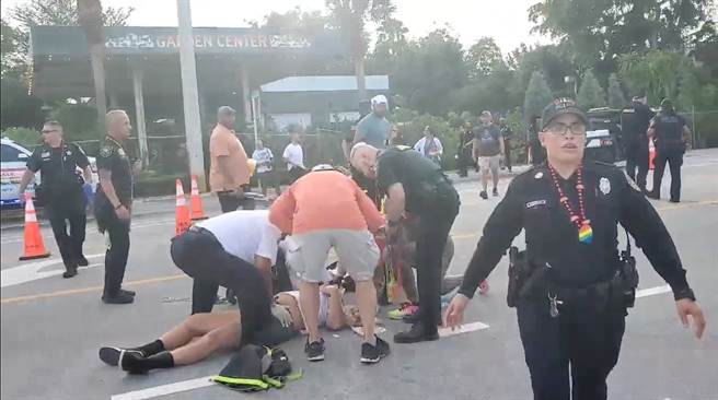 1名皮卡車駕駛今天駕車衝入佛羅里達州南部一場同志遊行聚集的人群中，造成至少1名男子喪命。(圖／路透社)