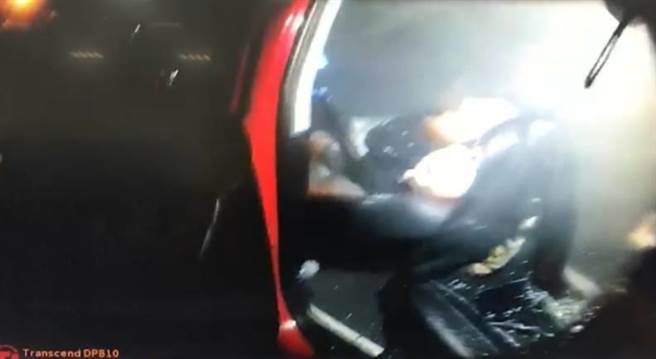 黃男在車內已意識不清，員警緊急破窗將人拉出迅速就醫。（清水警分局提供／陳淑娥台中傳真）