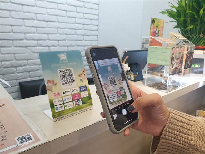 为减少民眾交易时产生的病毒传播风险，台中市府大力推动防疫新生活，与9大支付平台业者合作、推出优惠，鼓励民眾使用行动支付。（中市府提供／林欣仪台中传真）