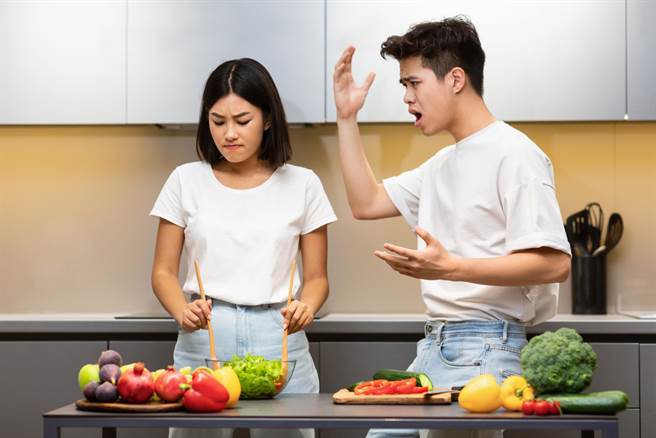 狮子座、天蝎座、双子座、摩羯座的男人谈恋爱脾气最坏，动不动就情绪失控。（示意图／shutterstock）