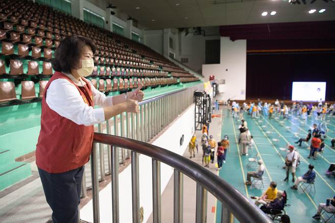 嘉義市長黃敏惠今天到港坪體育館關心疫苗接種狀況。（嘉義市政府提供／張亦惠嘉縣傳真）
