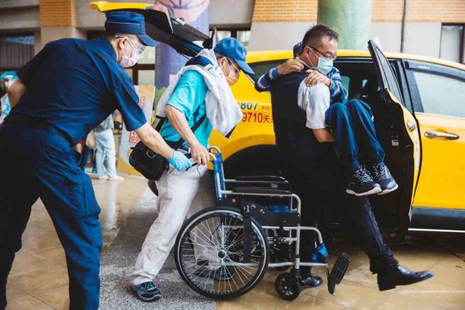 高市新聞局《高雄一百》臉書粉專推出致敬防疫英雄特別企劃，以照片記錄各領域防疫英雄默默付出的瞬間。（高市新聞局提供／柯宗緯高雄傳真）