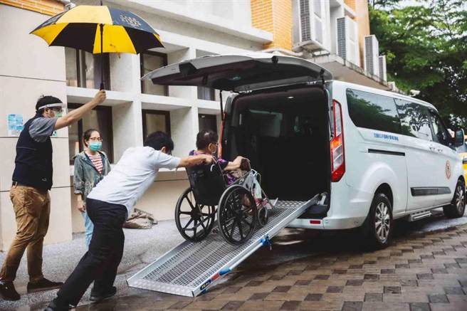 高市新聞局《高雄一百》臉書粉專推出致敬防疫英雄特別企劃，以照片記錄各領域防疫英雄默默付出的瞬間。（高市新聞局提供／柯宗緯高雄傳真）