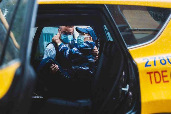 高市新聞局《高雄一百》臉書粉專推出致敬防疫英雄特別企劃，以照片記錄各領域防疫英雄默默付出的瞬間。（高市新聞局提供／柯宗緯高雄傳真）