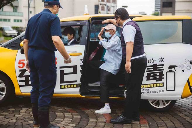 高市新聞局《高雄一百》臉書粉專推出致敬防疫英雄特別企劃，以照片記錄各領域防疫英雄默默付出的瞬間。（高市新聞局提供／柯宗緯高雄傳真）